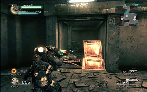 Po oczyszczeniu pomieszczenia zniszcz kolejne drzwi - na powitanie wybiegnie kilku wrogów, których warto poczęstować granatem - Rozdział 2 - Sektor 2 | Epizod 2 | Lost Planet 2 - Lost Planet 2 - poradnik do gry