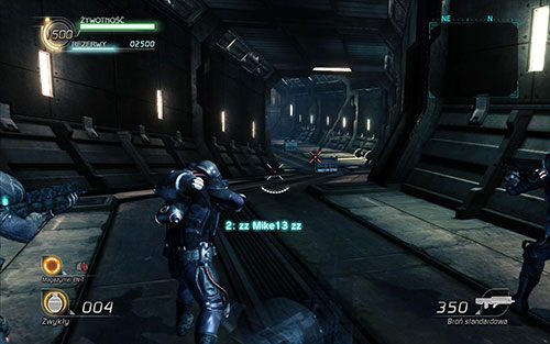 Sektor rozpoczynasz w korytarzu, gdzie już z miejsca startu w oddali widać chowających się przeciwników - Rozdział 4 - Sektor 1 | Epizod 4 | Lost Planet 2 - Lost Planet 2 - poradnik do gry