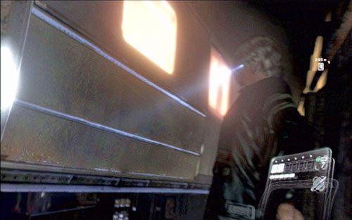 Gdy zaatakuje cię trzecia grupka przeciwników, przygotuj się do jednoczesnego wciśnięcia X oraz A - 1 - Tunele metra | Kampania Leona | Solucja Resident Evil 6 - Resident Evil 6 - poradnik do gry