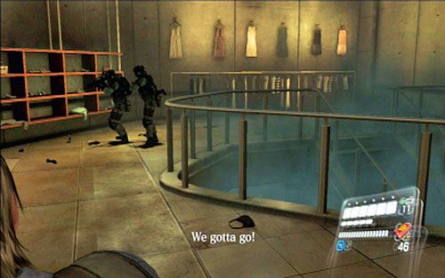 Na samym szczycie musisz poczekać, aż kolejny z żołnierzy otworzy zablokowane drzwi - 5 - Miasto | Kampania Leona | Solucja Resident Evil 6 - Resident Evil 6 - poradnik do gry