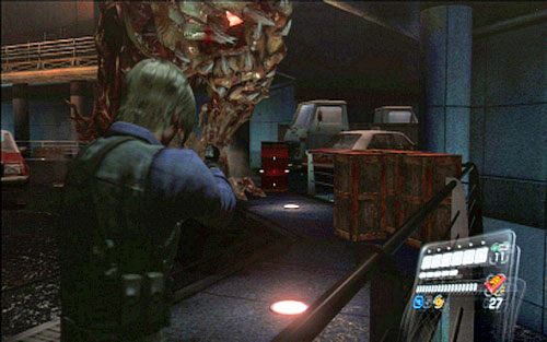 W pierwszej fazie starcia staraj się cały czas trzymać jak największy dystans od stwora i ściągać go w stronę porozrzucanych w pomieszczeniu czerwonych beczek - 5 - Finałowe starcie z Simmonsem | Kampania Leona | Solucja Resident Evil 6 - Resident Evil 6 - poradnik do gry