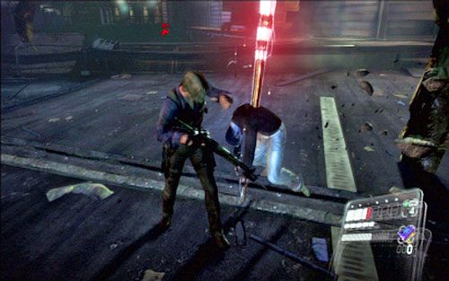 Kolec wbije się wtedy w przeciwnika i ogłuszy go na kilka sekund - 5 - Finałowe starcie z Simmonsem | Kampania Leona | Solucja Resident Evil 6 - Resident Evil 6 - poradnik do gry