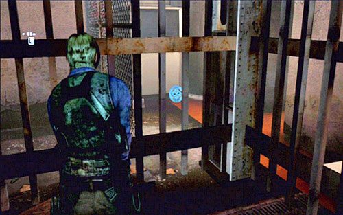 Po scenie, w której Simmons na dachu budynku zostanie zjedzony przez zombie, wejdź pod schody i zajrzyj za znajdującą się tam kratę - Rozdział V | Emblematy - Leon | Resident Evil 6 - Resident Evil 6 - poradnik do gry