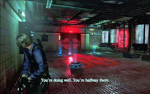 Po tym jak wszystkie lampki staną się zielone, poczekaj aż zmienią ponownie kolor na czerwony, zniszcz pozostałe roboty, a następnie przejdź na drugą stronę - 4 - Laboratorium | Kampania Leona | Solucja Resident Evil 6 - Resident Evil 6 - poradnik do gry