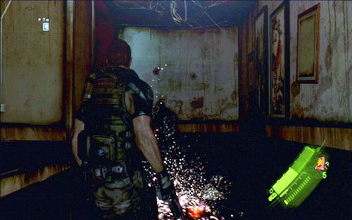 W pewnym momencie zza drzwi po lewej wyskoczy na ciebie kolejny mutant - 1 - Miejskie zaułki | Kampania Chrisa | Solucja Resident Evil 6 - Resident Evil 6 - poradnik do gry