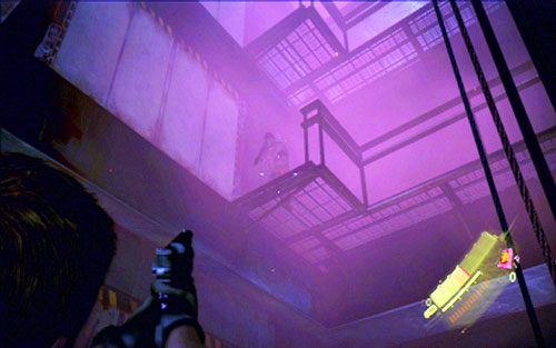 Po krótkiej animacji będziesz musiał jak najszybciej zestrzelić stojącego na górze przeciwnika uzbrojonego w wyrzutnię rakiet - 1 - Ratowanie zakładników | Kampania Chrisa | Solucja Resident Evil 6 - Resident Evil 6 - poradnik do gry