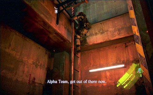 Po jej zakończeniu wejdź szybko na wskazaną drabinę i otwórz drzwi na górze - 1 - Ratowanie zakładników | Kampania Chrisa | Solucja Resident Evil 6 - Resident Evil 6 - poradnik do gry