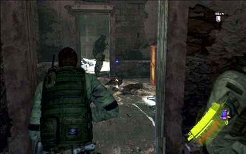 Zaraz po zakończeniu cut-scenki wejdź pod dach z lewej i obejdź od boku strzelających do ciebie wrogów - 2 - Szturm przez miasto | Kampania Chrisa | Solucja Resident Evil 6 - Resident Evil 6 - poradnik do gry