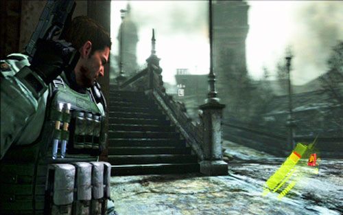 Gdy wszyscy zginą, schowaj się za murkiem i ściągnij przeciwnika strzelającego z odległego budynku - 2 - Szturm przez miasto | Kampania Chrisa | Solucja Resident Evil 6 - Resident Evil 6 - poradnik do gry