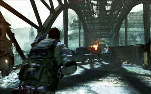 Będzie on cię osłania podczas szturmu na most - 2 - Przeprawa przez most | Kampania Chrisa | Solucja Resident Evil 6 - Resident Evil 6 - poradnik do gry