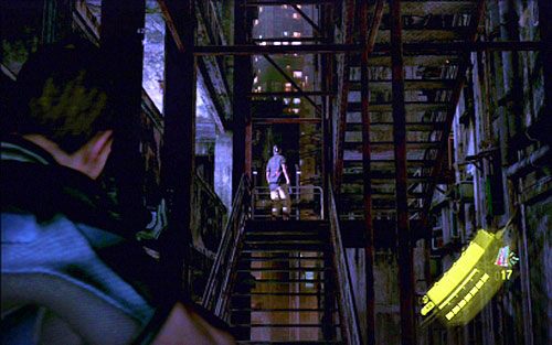 Kawałek dalej od poprzedniej znajdźki natkniesz się na niczego niespodziewającego się wroga pilnującego schodów - Rozdział I | Emblematy - Chris | Resident Evil 6 - Resident Evil 6 - poradnik do gry