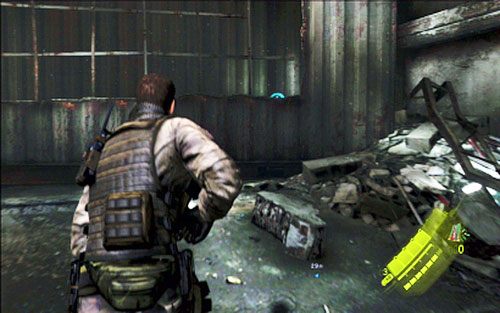 W prawym rogu placu ukryto pierwszym emblemat - Rozdział II | Emblematy - Chris | Resident Evil 6 - Resident Evil 6 - poradnik do gry