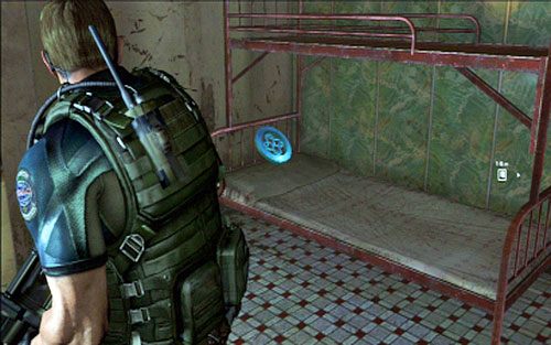 Znajdziesz w ten sposób łóżko, a na nim drugi emblemat - Rozdział III | Emblematy - Chris | Resident Evil 6 - Resident Evil 6 - poradnik do gry