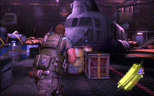 W dużej hali, w której rozpoczniesz etap, odszukaj stojący z prawej strony śmigłowiec - Rozdział IV | Emblematy - Chris | Resident Evil 6 - Resident Evil 6 - poradnik do gry