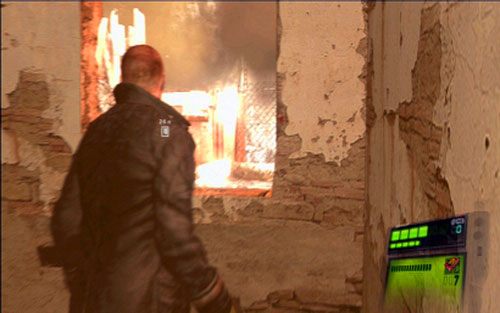 Jak tylko wejdziesz do środka, trafi cię rakieta i spadniesz w dół - 1 - Ucieczka przez ruiny | Kampania Jakea | Solucja Resident Evil 6 - Resident Evil 6 - poradnik do gry