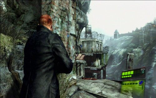 Po wysłuchaniu rozmowy zbierz ukryte w skrzyniach przedmioty i biegnij dalej przed siebie - 1 - Górska ścieżka | Kampania Jakea | Solucja Resident Evil 6 - Resident Evil 6 - poradnik do gry