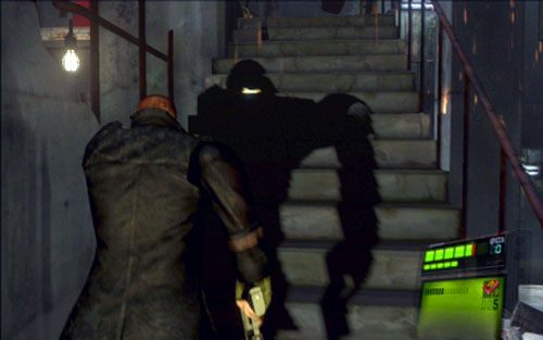 W podobny sposób wykorzystaj beczkę umieszczoną obok schodów (mniej więcej na środku pomieszczenia) - 1 - Spotkanie z Ustankiem | Kampania Jakea | Solucja Resident Evil 6 - Resident Evil 6 - poradnik do gry