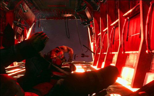 W ostatniej fazie walki musisz jak najszybciej strzelić w czerwoną butlę obok mutanta - 1 - Na pokładzie samolotu | Kampania Jakea | Solucja Resident Evil 6 - Resident Evil 6 - poradnik do gry