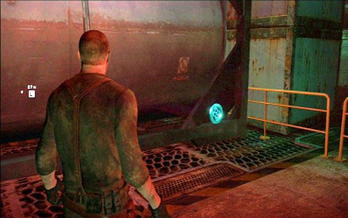 Krótki korytarz zaprowadzi cię do dużego walcowatego zbiornika, z którego prawej strony ukryto czwarty symbol - Rozdział V | Emblematy - Jake | Resident Evil 6 - Resident Evil 6 - poradnik do gry