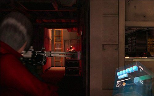 Gdy będziesz już bezpieczny, przejdź kilka kroków, aż zobaczysz pilnującego drabiny strażnika - 4 - Reflektory | Kampania Ady Wong | Solucja Resident Evil 6 - Resident Evil 6 - poradnik do gry