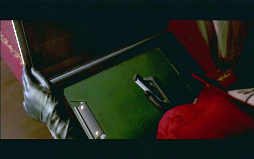 Ostatecznie dojdziesz do kajuty z czerwonym dywanem, gdzie rozpocznie się krótka animacja - 4 - Reflektory | Kampania Ady Wong | Solucja Resident Evil 6 - Resident Evil 6 - poradnik do gry