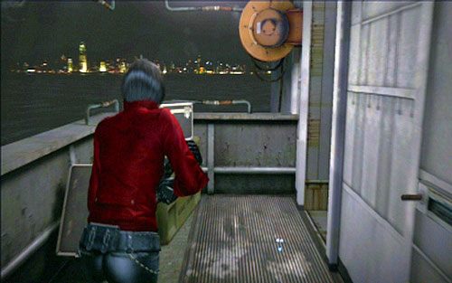 Po jej obejrzeniu odwróć się, zbiegnij po schodach na dół i pozbądź czekającego w korytarzu wroga - 4 - Ucieczka przed mutantem | Kampania Ady Wong | Solucja Resident Evil 6 - Resident Evil 6 - poradnik do gry