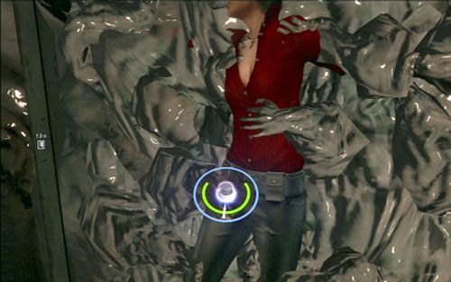 Jeśli po drodze zostaniesz schwytany przez dłonie potwora, machaj szybko analogiem, aby się uwolnić - 4 - Ucieczka przed mutantem | Kampania Ady Wong | Solucja Resident Evil 6 - Resident Evil 6 - poradnik do gry