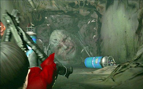 Po dotarciu do końca tunelu, strzel w niebieską butlę na ziemi i odstrasz w ten sposób wroga - 4 - Ucieczka przed mutantem | Kampania Ady Wong | Solucja Resident Evil 6 - Resident Evil 6 - poradnik do gry