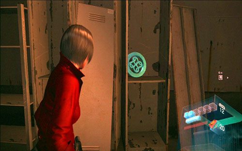 W krótkim korytarzu czeka na ciebie przeciwnik oraz pozostawiony na półce emblemat - Rozdział IV | Emblematy - Ada Wong | Resident Evil 6 - Resident Evil 6 - poradnik do gry