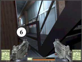 Idź w róg sali, tam jedna ze skrzynek odsunięta jest tak, że można po niej wskoczyć za barierkę - Seaward | Soldier of Fortune 2 Double Helix - Soldier of Fortune 2: Double Helix - poradnik do gry