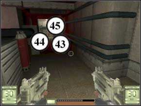 Korytarzem dostaniesz się do pokoju z piątym silnikiem, lecz najpierw zabijesz w korytarzu strażnika (46), a w pokoju - dwóch (47) (48) - Seaward | Soldier of Fortune 2 Double Helix - Soldier of Fortune 2: Double Helix - poradnik do gry