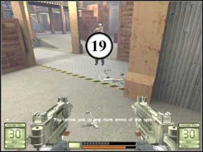 Teraz idź w lewo, do rogu sali - czai się tam przeciwnik (20), potem wejdź po schodach na górę i idź na pomost - Hongkong | Soldier of Fortune 2 Double Helix - Soldier of Fortune 2: Double Helix - poradnik do gry