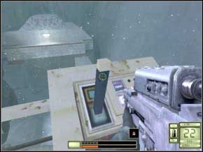 Na razie nie zeskakuj, tylko idź do tunelu po lewej - na jego końcu jest jeden strażnik (20) i duża apteczka - Kamczatka | Soldier of Fortune 2 Double Helix - Soldier of Fortune 2: Double Helix - poradnik do gry