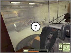 Wyskocz, po lewej będzie jeszcze dwóch (8) (9), zbierz przedmioty i wejdź na górę - w oknie zobaczysz sapera (10) zakładającego ładunek wybuchowy - nie da się go w żaden sposób zabić, musisz szybko wytrychem (klawisz użycia) otworzyć drzwi i wbiegnąć do korytarza po lewej - Switzerland | Soldier of Fortune 2 Double Helix - Soldier of Fortune 2: Double Helix - poradnik do gry