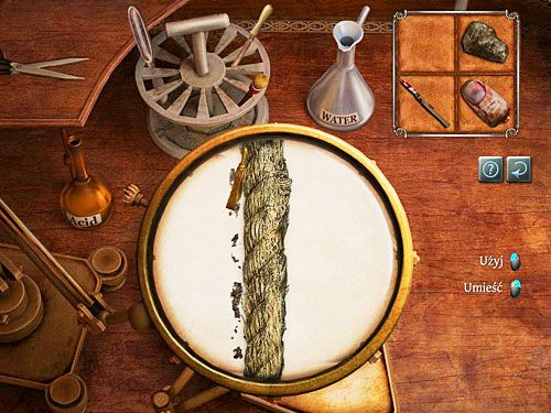 W zbliżeniu w przegródce u góry po prawej kliknij kawałek liny, pojawi się on na okrągłej podstawce w centrum planszy - Zbadaj zebrane dowody | Zbrodnia w diecezji Knighstbridge - Testament Sherlocka Holmesa - poradnik do gry