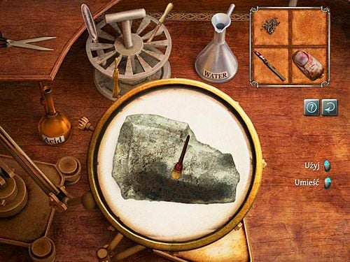 Teraz poddaj badaniu odłamek kamienia, który potraktuj kwasem (miedziana kolba po lewej), a następnie szczotką - Zbadaj zebrane dowody | Zbrodnia w diecezji Knighstbridge - Testament Sherlocka Holmesa - poradnik do gry