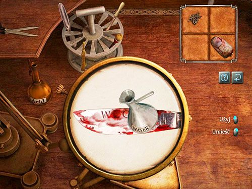 Następnie przyjrzyj się zakrwawionemu skalpelowi, który umyj wodą (srebrna kolba w górze ekranu) i wyczyść szczotką - Zbadaj zebrane dowody | Zbrodnia w diecezji Knighstbridge - Testament Sherlocka Holmesa - poradnik do gry