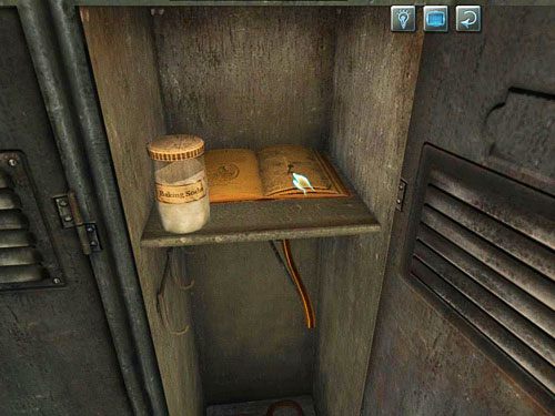 Przesuń stojący po prawej na górnej półce słoiczek z sodą oczyszczoną i otwórz leżący za nim notatnik - Wybaw Brightona z kłopotu | Ucieczka z więzienia Westgate - Testament Sherlocka Holmesa - poradnik do gry