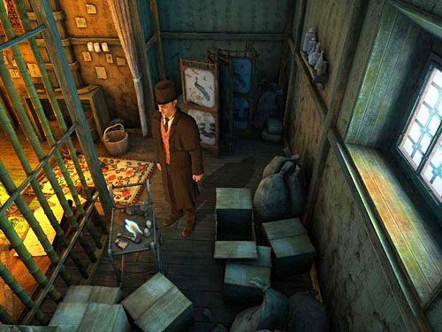 W drugiej części pomieszczenia (na prawo od drzwi, stojąc do nich twarzą), za kratą, pomiędzy kartonami stoi stolik z akcesoriami do podgrzewania opium - Unieszkodliw strażnika | Jatka w Whitechapel - Testament Sherlocka Holmesa - poradnik do gry