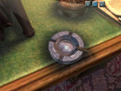 Wejdź zatem na chwilę do gabinetu Farleya (po lewej) i weź trochę popiołu ze stojącej na jego biurku popielniczki - Odczytaj treść notatki i dowiedz się, czego ona dotyczy | Wizyta w biurze O. Farleya - Testament Sherlocka Holmesa - poradnik do gry