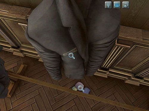 W zbliżeniu widać, że to mundurek niejakiego Jamesa, o czym informuje naszywka przy wyłogu kołnierza - Zlokalizuj ławkę Jamesa i otwórz szafę | Eksplozja w posiadłości sędziego Becketta - Testament Sherlocka Holmesa - poradnik do gry