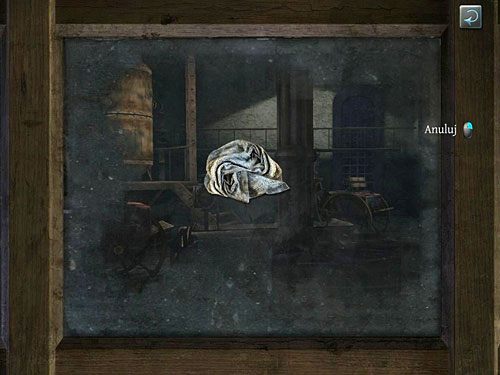 Pojawi się zbliżenie, w którym przesuwaj szmatką po szybie, aż da się przez nią coś zobaczyć (zbliżenie zniknie automatycznie) - Dowiedz się, co odbywa się w magazynie | Finał w opuszczonym lunaparku - Testament Sherlocka Holmesa - poradnik do gry