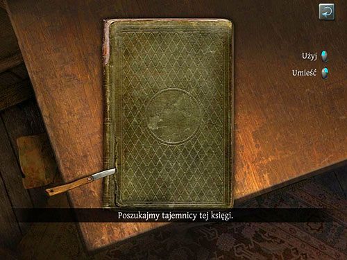 Zauważ, że okładka jest wygięta - Otwórz tajną skrytkę właściciela strzelnicy | Finał w opuszczonym lunaparku - Testament Sherlocka Holmesa - poradnik do gry