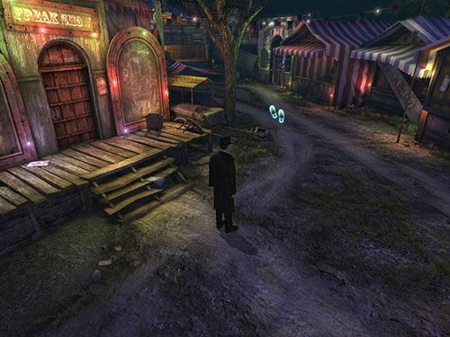 Następnie wróć do miejsca, gdzie przed chwilą Sherlock schował się przed strażnikiem (w prawo, stojąc twarzą do drzwi; częściowo obejdź namiot) - Unieszkodliw drugiego strażnika | Finał w opuszczonym lunaparku - Testament Sherlocka Holmesa - poradnik do gry