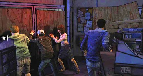 Jak najszybciej podbiegnij do Douga, Carley i Glenna, by zastąpić tego ostatniego przy drzwiach - 7 - Two Enter, One Leaves | Epizod I - A New Day | Solucja The Walking Dead - The Walking Dead - poradnik do gry