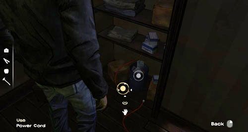 Są tu na półach, od góry do dołu, następujące przedmioty: morfina (Look At: Morphine), paczka świec (Look At: Box of Candles), ręcznik (Look At: Towel), zapasy medyczne (Look At: Medical Supplies), kosz (Look At: Trashcan) i przewód elektryczny (Look At: Power Cord) - 4 - Guess Whos Coming to Dinner | Epizod II - Starved for Help - The Walking Dead - poradnik do gry