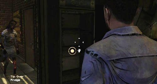 (4) Spójrz lekko w prawo i przewróć lodówkę, aby zatarasować przejście (Tip Over: Fridge) - 1 - Goodbye, She Quietly Says | Epizod III - Long Road Ahead | The Walking Dead - The Walking Dead - poradnik do gry