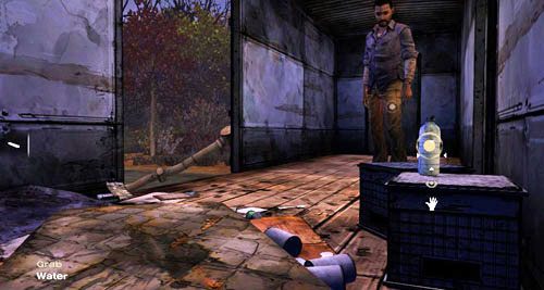 Tutaj poszukaj i zabierz dwa przedmioty - butelkę wody po prawej (Grab: Water) oraz mapę z podłogi po lewej (Pick Up: Map) - 4 - What now? | Epizod III - Long Road Ahead | Solucja The Walking Dead - The Walking Dead - poradnik do gry