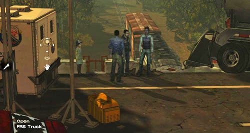 Możesz tu popatrzeć na pomarańczowy generator (Look At: Generator) lub zaczep cysterny po prawej (Look At: Hitch), Otwórz ciężarówkę po lewej (Open: FRS Truck) i przeszukaj ją (Search: FRS Truck), a znajdziesz taśmę - 6 - Unexpected Delay | Epizod III - Long Road Ahead | Solucja The Walking Dead - The Walking Dead - poradnik do gry
