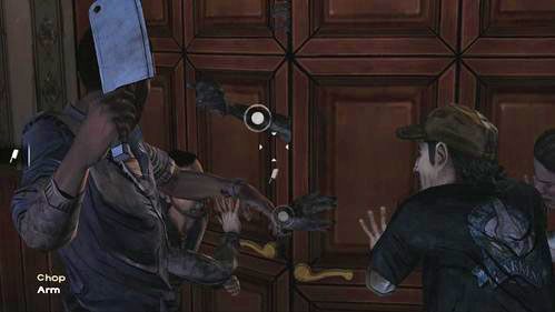 Lee podbiegnie do drzwi wejściowych gdzie musisz odrąbać wszystkie ręce (Chop: Arm) - 2 - Siege | Epizod V - No Time Left | Solucja The Walking Dead - The Walking Dead - poradnik do gry